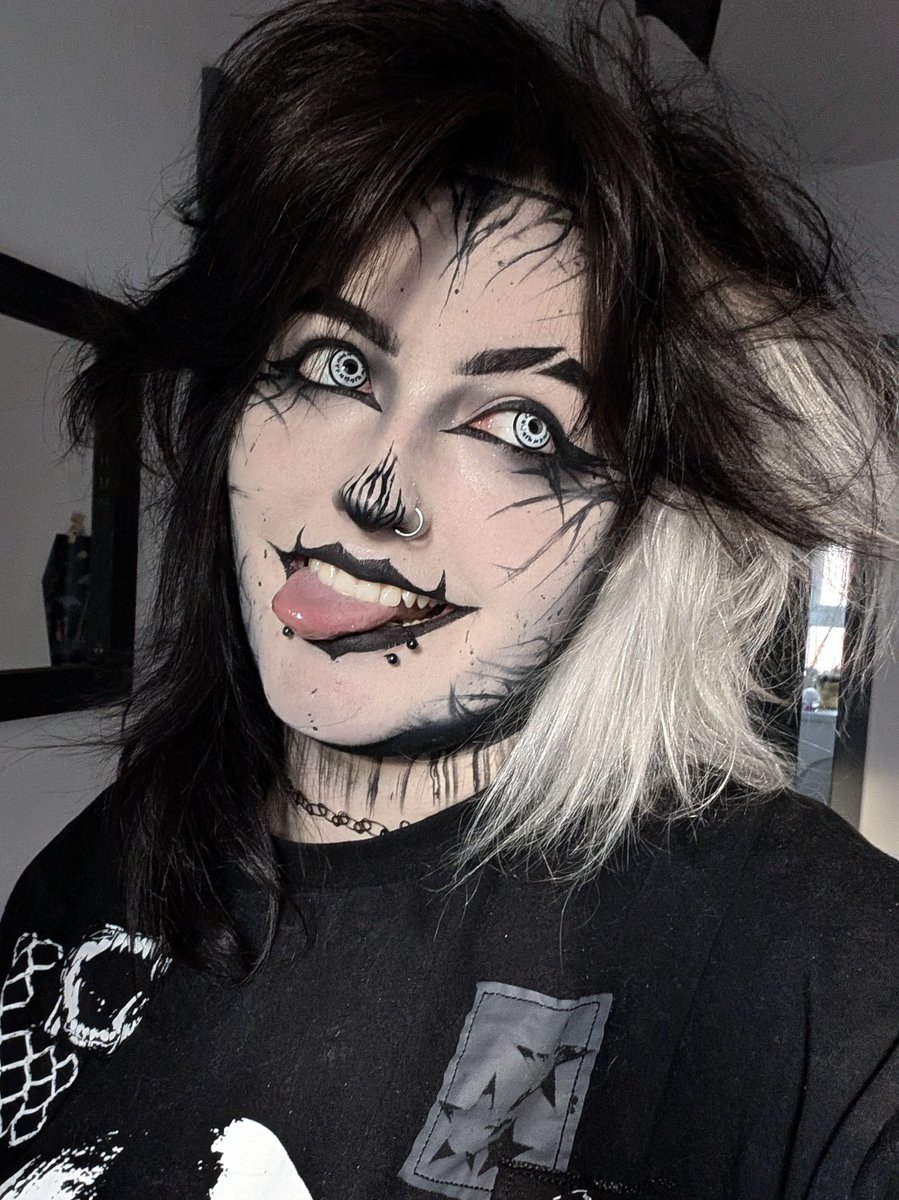 easygoinggoth's tweet image. Felt comfy today