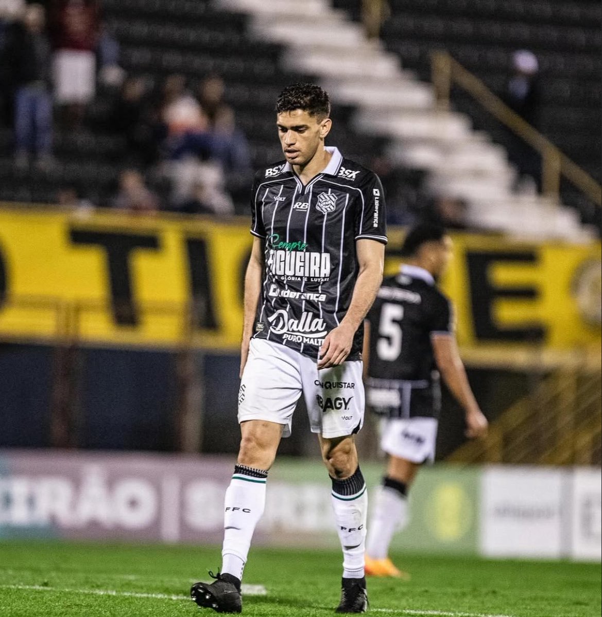 pedrocsr_'s tweet photo. Lucas Dias foi o melhor zagueiro que o Figueirense teve nos últimos anos. Com certeza vamos perder ele para o Criciúma nessa passagem de empréstimo por lá. 

Isso é mais um reflexo da incompetência da diretoria alvinegra que abandona a Copa SC por mais um ano. 🤦🏻‍♂️ https://t.co/d3hIP4igky