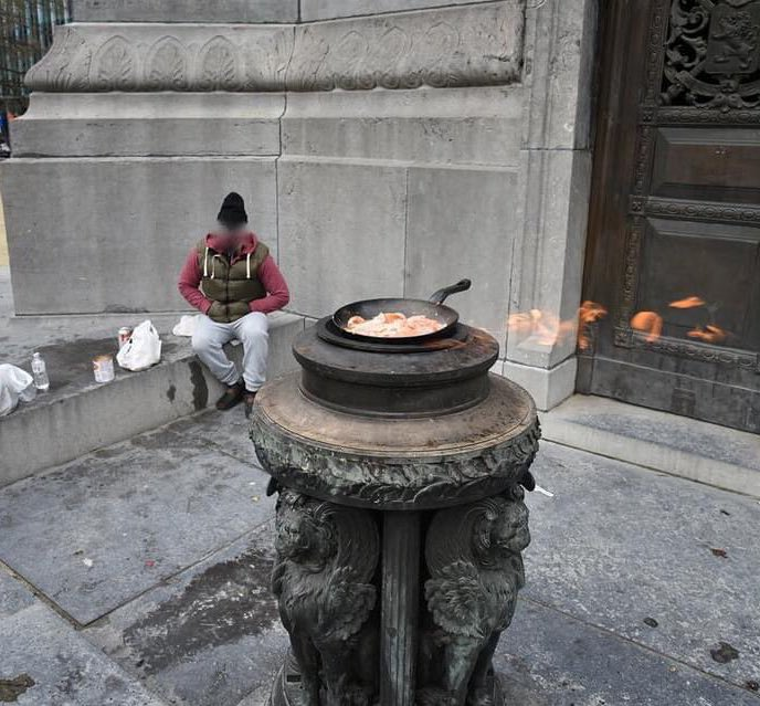 ベルギー・ブリュッセルの無名戦士の墓の永遠の炎で、不法移民がフライパンで卵を焼いている。第一次世界大戦で戦死した身元不明のベルギー兵がそこに埋葬されている。共生は失敗した。世界に成功事例は無い。