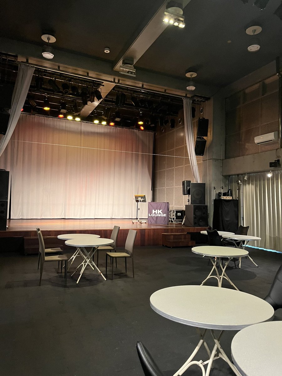 hklounge6f's tweet photo. ９月２日（火）
おはようございます、久保です♪
本日は昼カラオケの日です🎤
当店自慢のステージで歌えますよー(^^)
お食事のご用意はございませんのでお持ち込みいただいて大丈夫です！

ゆっくりできる方はフリータイムがお得ですよ♪

それでは、皆様のご来店をお待ちしております！！ https://t.co/NM15YEdqLe