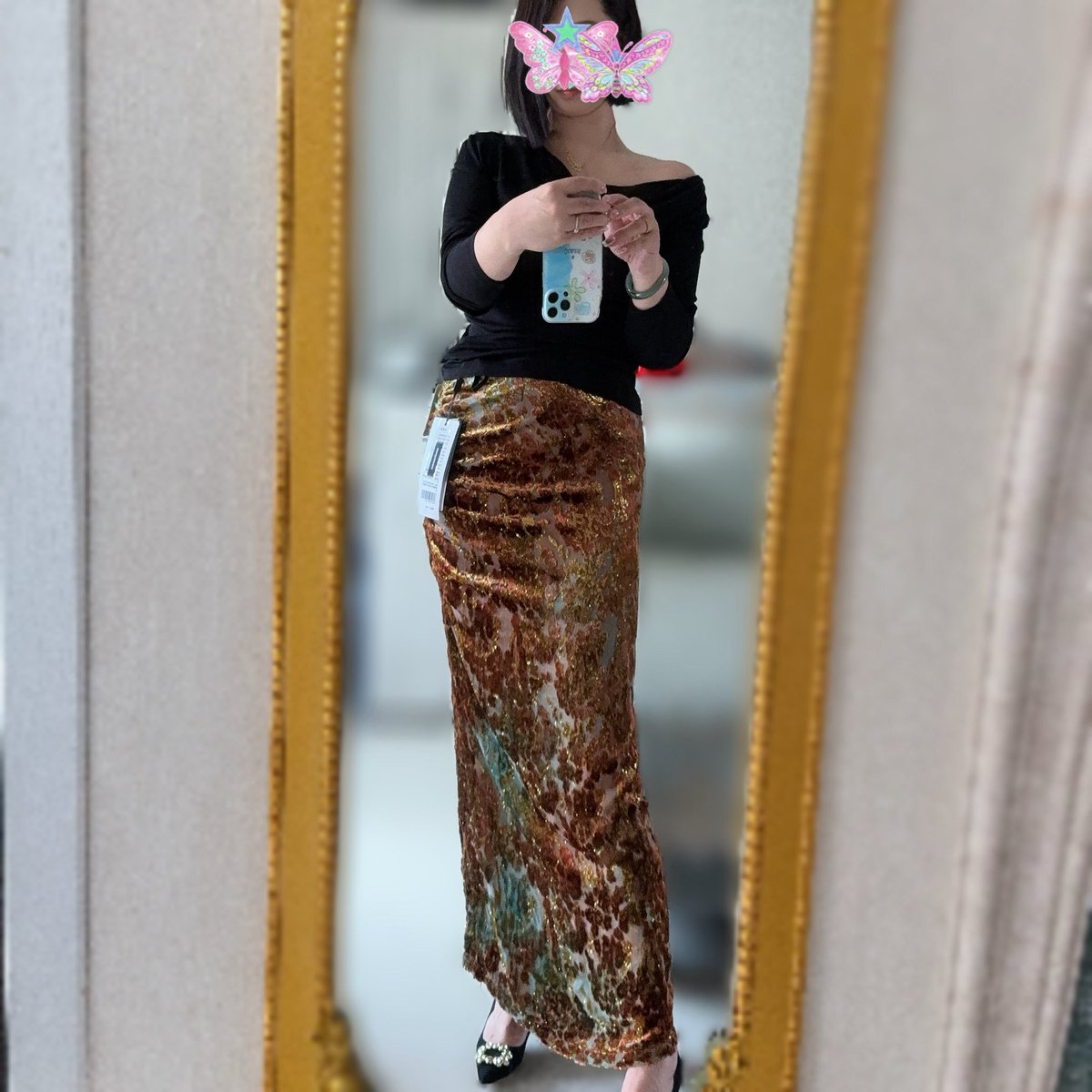 新置办的行头，虽然早已褪去少女的清纯，只想展示中年女性独有的舒展与优雅，眼角眉梢间，满是岁月打磨出的迷人风情。