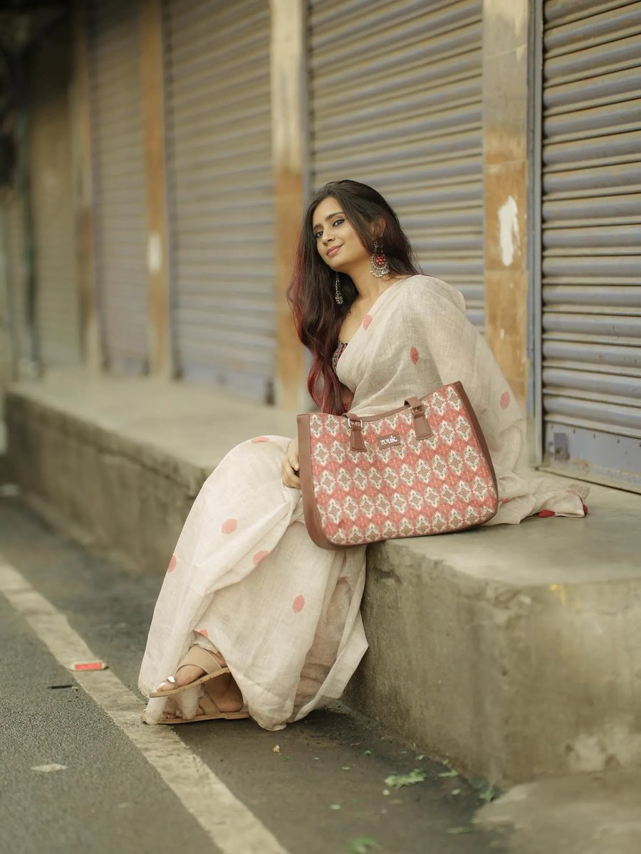 manisha_mithra's tweet photo. Chill vibes only. #sareelove #sareephotography #sareegirl #sareestyles #sareelook #sareeswag #sareeflow #girlsstyles #girlsswag #girlssaree #girlstrends #girlshair #girlshairstyles #duskybeauty #tamilponnu #nammaveetuponnu #ThalaivarNirandharam #thalaivar https://t.co/BOaLvX7ohj