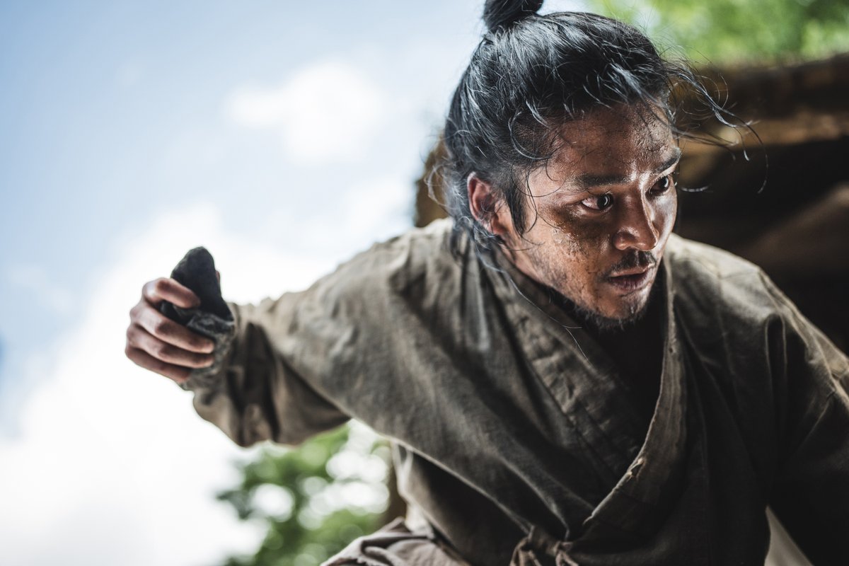 FNC_ACTOR's tweet photo. [#탁류] #TheMurkyStream

로운, 조선 테토남 '시율'로 돌아오다!
캐릭터 스틸 전격 공개

누구보다 치열하고, 뜨거운 이야기🔥
<탁류> 9월 26일 디즈니+ 단독 공개

#로운 #ROWOON #장시율 https://t.co/U5vNOMCD3c
