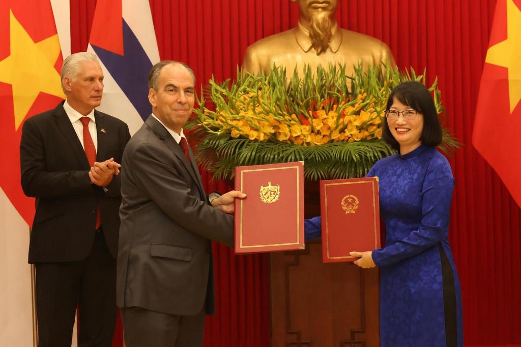 MisaelSNTC's tweet photo. Abrazo  de historia y hermandad sincera,primer secretario Comité Central del Partido Comunista de Cuba 🇨🇺y el secretario general del Partido Comunista de Vietnam 🇻🇳.
.. sostuvieron conversaciones que se desarrollaron en amistoso ambiente
#DiazCanelEnVietnam https://t.co/bmIkwkcKc8