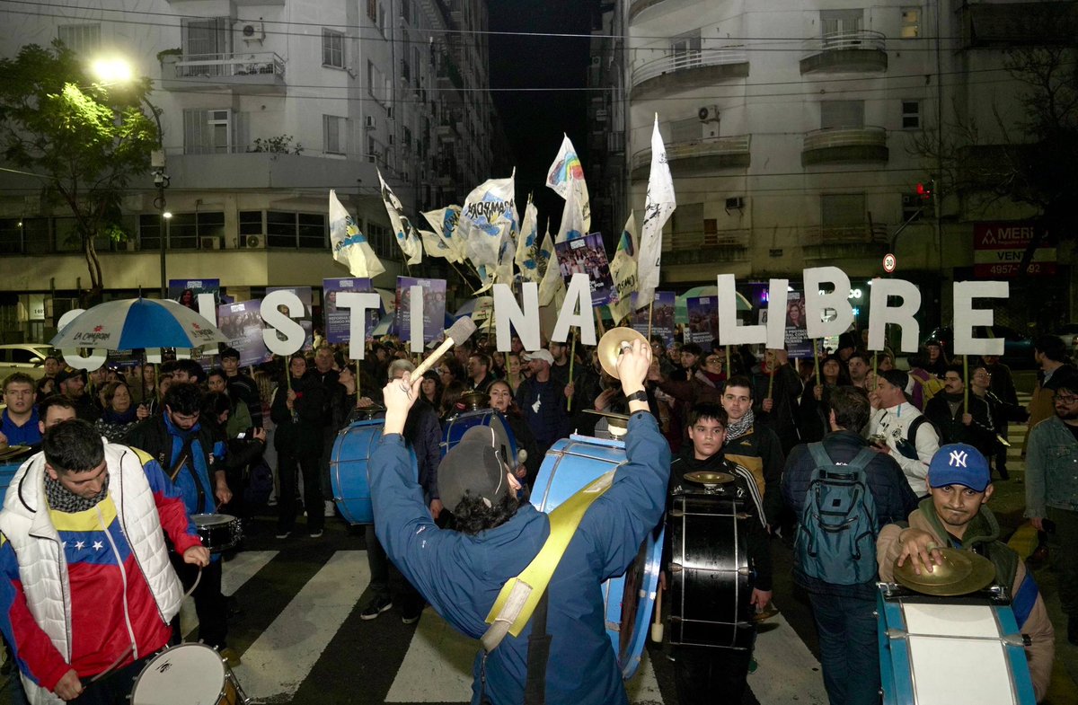Caravana a San José 1111 con los compañeros y las compañeras para bancar a Cristina a 3 años del intento de asesinato. 

#CristinaLibre ✌🏽