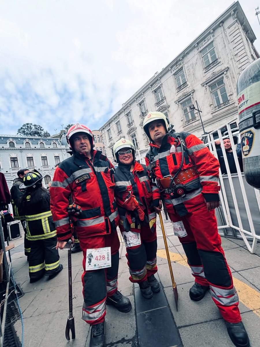 "Bomberos Valparaíso Cerro Arriba 2025" 
Nuestra Compañía participo en desafío organizado por @cbv1851 más de 2500 Bomberos de Chile y de otros países se dieron cita en nuestra ciudad.