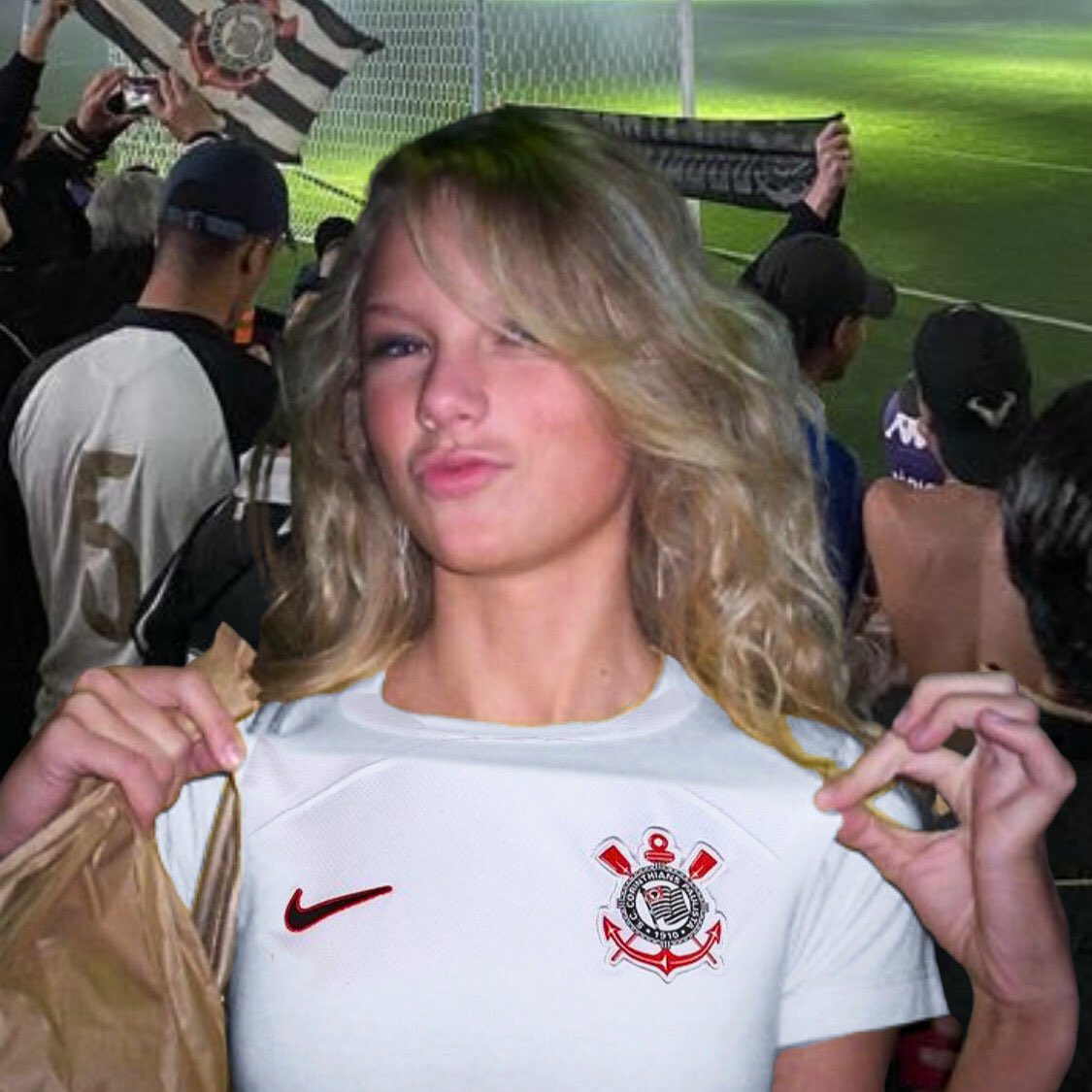 updateswiftbr's tweet photo. UNIÃO TAYRINTHIANS! 🗣️

Há 20 anos, Taylor Swift assinava um contrato com a Big Machine Records, e há 115 anos era fundado o Sport Club Corinthians Paulista. 🖤

A conta oficial do time deixou um recado para os torcedores e para os fãs da loirinha: “Tô falando, ela é muito Corinthians, e sexta ela vai mandar um pra vocês.” O que será que vem por aí? 👀