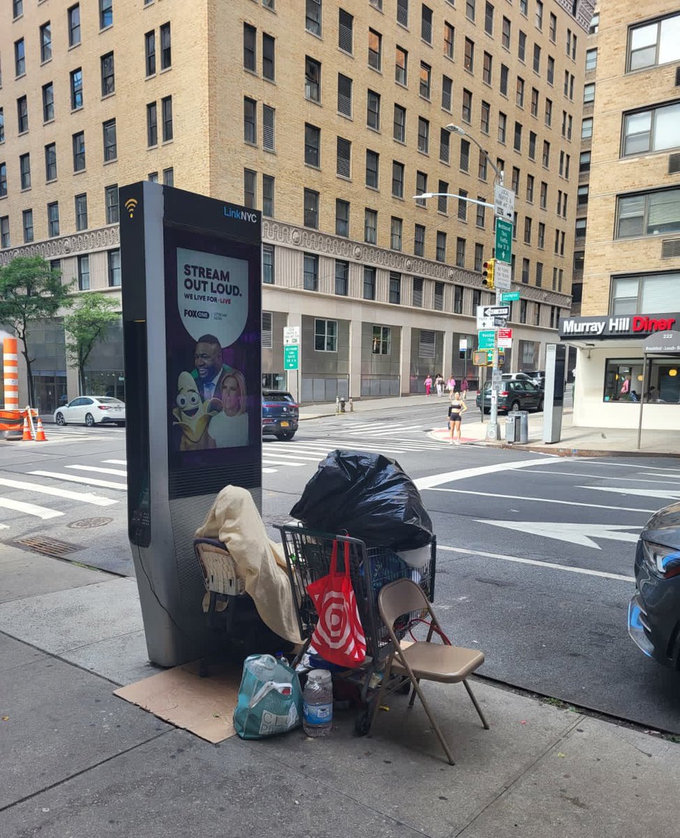 "New York New York!"... La Gran Manzana... Fotos de hoy. Critican a #Cuba, cuyo sistema, bloqueado, lleva 66 años en el poder. El sistema de #USA lleva 250 años, sin que nadie lo bloquee, y explotando a los demás... #CDRCuba #TumbaElBloqueo #65AñosCDR