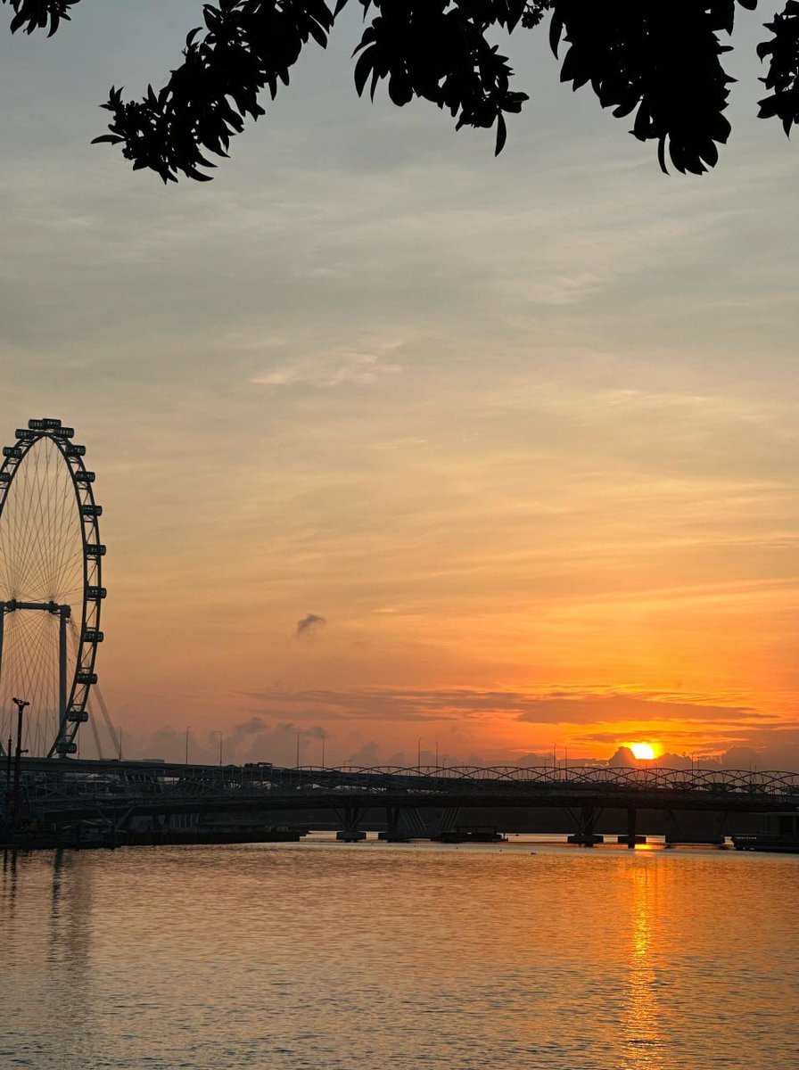 清晨の光が部屋を照らし、世界を目覚めさせます🌞。
微風が新鮮な空気🍃を運び、心を晴れやかに。
鳥たちの歌声が新しい一日を祝います🎶。
希望を抱いて、美しい朝を迎えましょう✨。