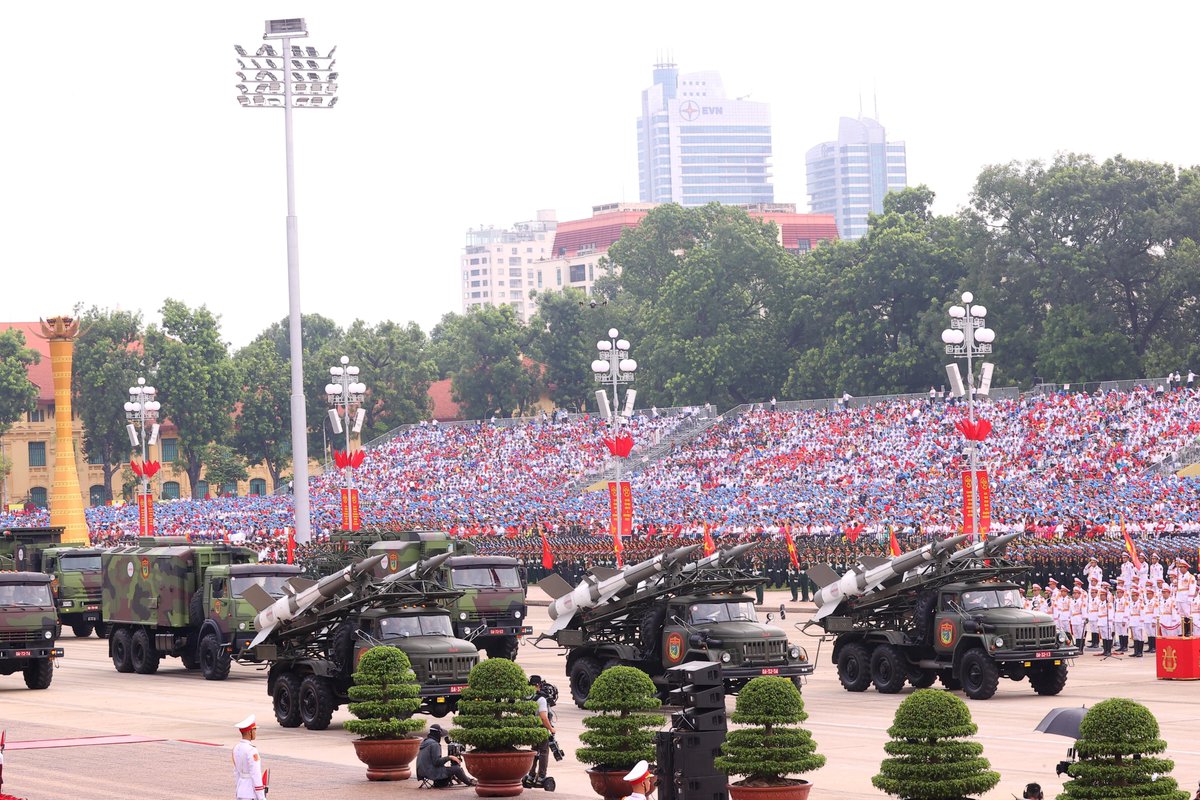 VietnamNewsVNS's tweet photo. 🇻🇳 Military vehicle &amp; artillery formations in front of Hồ Chí Minh Mausoleum Hà Nội, as part of the grand military parade and march-past commemorating 80th National Day of Việt Nam (September 2), reappearing for the first time since 40th anniversary in 1985.
📸 VNA/VNS Photos https://t.co/ZwrXzSZh88