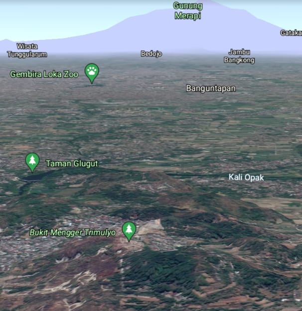 Bukit Mengger Bantul, bukit bersejarah menyimpan jejak sesar mendatar (strike-slip) yang tercatat pernah meluluhlantakkan Jogja pada bulan Mei 2006 dengan kekuatan 6.3 (USGS).

Patahan Opak yang jadi penyebab gempa itu dalam buku “Peta Sumber dan Bahaya Gempa Indonesia Tahun