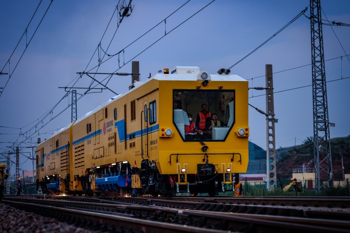 energy_chn's tweet image. 🎉 China’s first FCM-20K Profiled Switch Grinding Train, co-developed by #CHNEnergy &amp;amp; CRCC, has completed its first heavy-haul main-line operation at Ningwu West Station! 🚆

#RailwayTech #Innovation #CHNEnergy