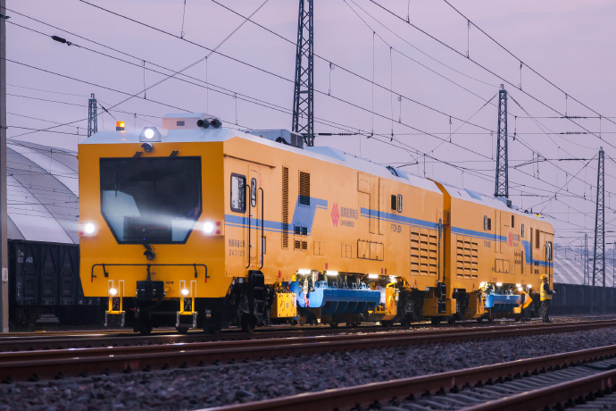 energy_chn's tweet image. 🎉 China’s first FCM-20K Profiled Switch Grinding Train, co-developed by #CHNEnergy &amp;amp; CRCC, has completed its first heavy-haul main-line operation at Ningwu West Station! 🚆

#RailwayTech #Innovation #CHNEnergy