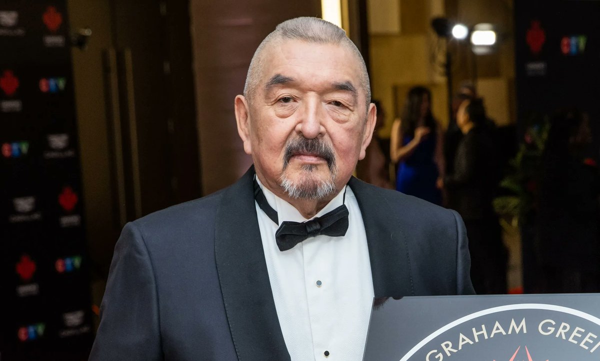 2001OnLine's tweet photo. 🖤🕊️ Falleció el actor Graham Greene a los 73 🙏🏻😔

La noticia fue confirmada este #01Sep por su agente, quien indició que su esposa Hilary Blackmore, lo acompañó en su lecho de muerte.  😞

Greene se catapultó en la industria cinematográfica por su interpretación de Kicking Bird en "Dances with Wolves" en 1990. 🎥