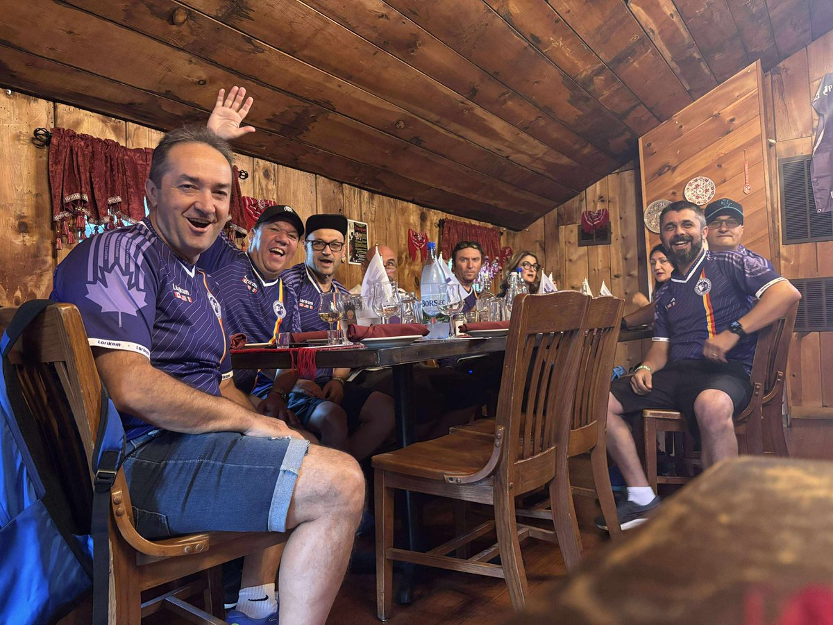 PoliofAmerica's tweet photo. 😍 Recunoscători tuturor celor care au fost prezenți trupeşte sau doar sufleteşte la @PoliofAmerica VI-th Fans &amp; Friends Convention, weekend-ul trecut, în Stratford, CT, cu gazdele noastre, Mira &amp; Cip Matei.

👉 La anul, şi mai mulți, cântăm pentru Poli în Liga a II-a! Sănătace! https://t.co/aPbHpQUDKI