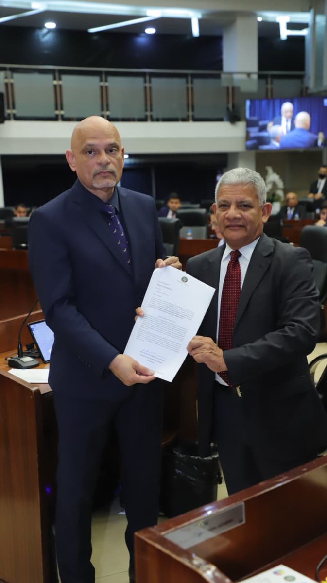 Hoy presenté un ante proyecto de ley que prohibe el seguro privado de los funcionarios, con fondos públicos. El que desea tener un seguro privado, que lo pague con su plata.