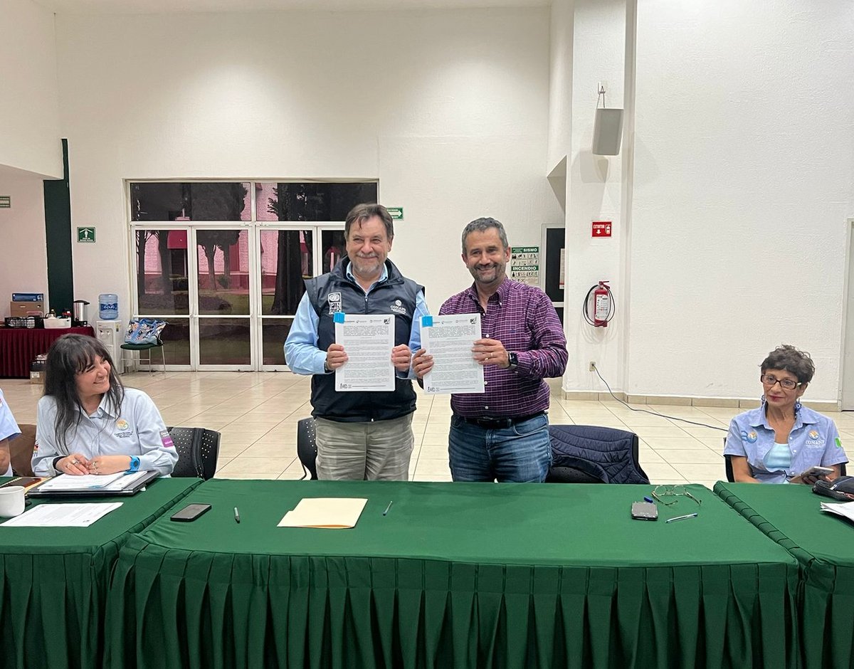 El titular de la #Conanp, <a href="/alvarezicazapc/">Pedro Alvarez Icaza</a> y el Director General de la <a href="/CONAFOR/">CONAFOR</a>, <a href="/sergio_grafm/">Sergio Graf Montero</a>, firmaron un convenio marco de colaboración, que permitirá fortalecer las acciones de conservación en las #ÁreasNaturalesProtegidas. 🤝

#SomosNaturaleza #GuardianesDeLaNaturaleza 🌲🌊🌺