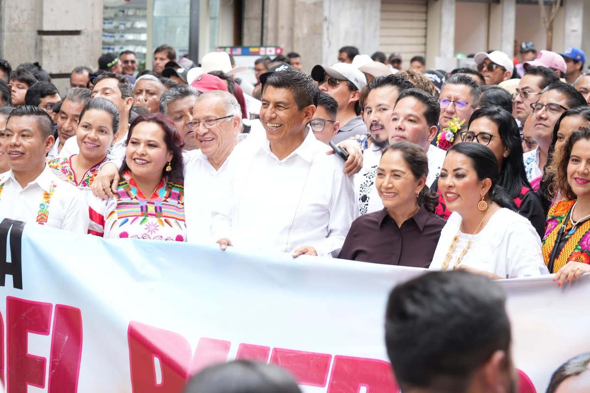 salomonj's tweet photo. Con una calenda festiva y junto a miles de oaxaqueñas y oaxaqueños, acompañamos a nuestro paisano Hugo Aguilar Ortiz (@HugoAguilarOrti), quien presidirá la @SCJN . 

Ahora la Suprema Corte de Justicia de la Nación es del pueblo y Oaxaca está presente. Es un hecho histórico para México y para nuestro estado.