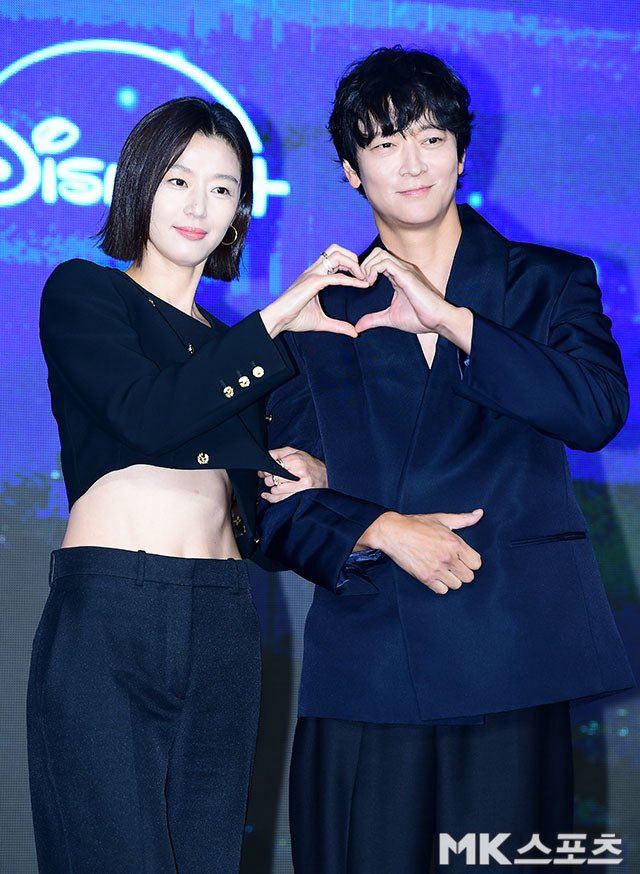 <북극성> 제작발표회💫
𝙈𝙄𝘾𝙃𝙄𝙉....  강동원 공식석상에서 하트한거 처음이야🫶