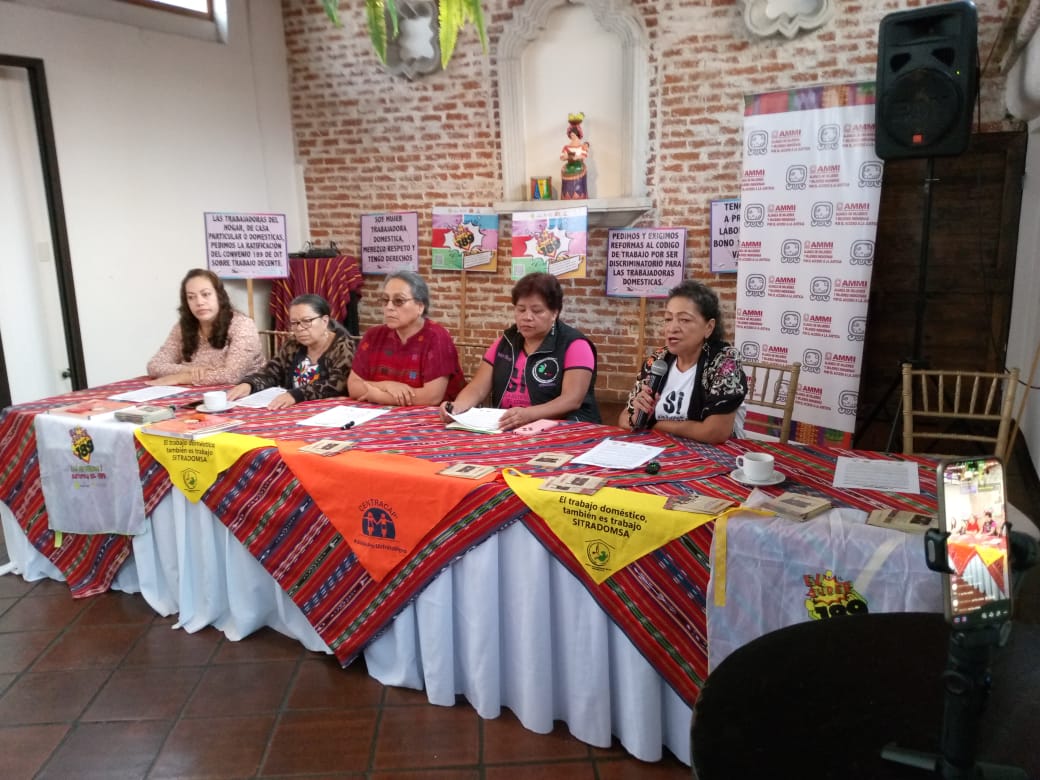 CENTRACAP's tweet photo. 📣 #ConferenciaDePrensa || No daremos marcha atrás, hasta que la iniciativa 4891 se haga realidad.
✊🏽 Si al #Convenio189 en favor de los #DerechosLaborales de las #TrabajadorasdeCasaParticular
🧡 #TrabajoDigno #CuidaAQuienTeCuida #UnidasPorUnTratoDigno https://t.co/abkLzxaQDY