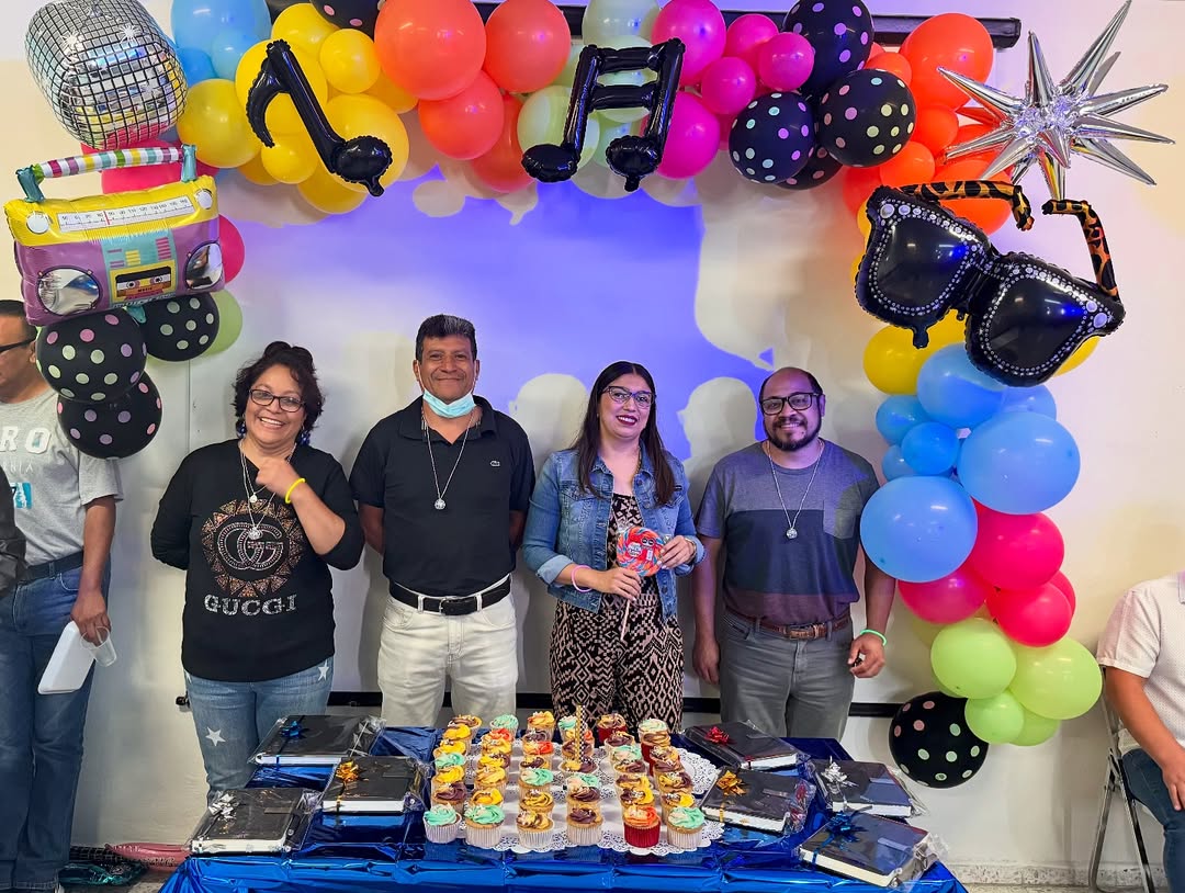 NewsSanmiguel's tweet image. citas, con la falta de insumos y con la mala atención, allá adentro se arma el #reventón, sí adentro, en el edificio oficial que utilizan como si fuera salón de fiestas privadas para estos trabajadores públicos.
🔴 "Y por si fuera poco, los #cumpleaños #godín que se 🧵