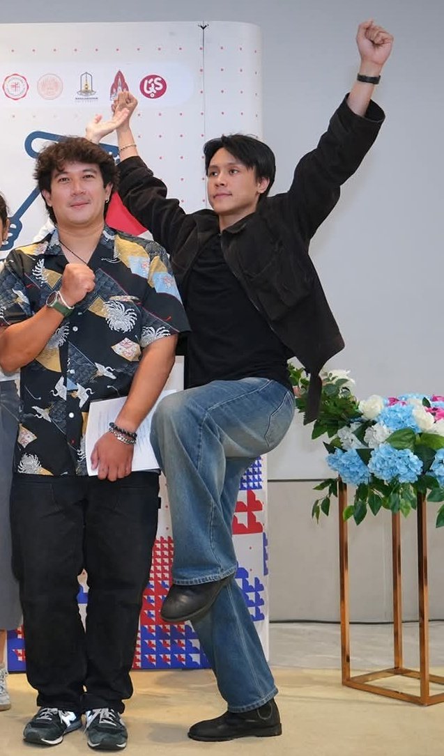 พี่พุฒิไปญี่ปุ่นกับพี่เอมหน่อยคับ สงสัยอยากขึ้นป้ายกูลิโกะะ