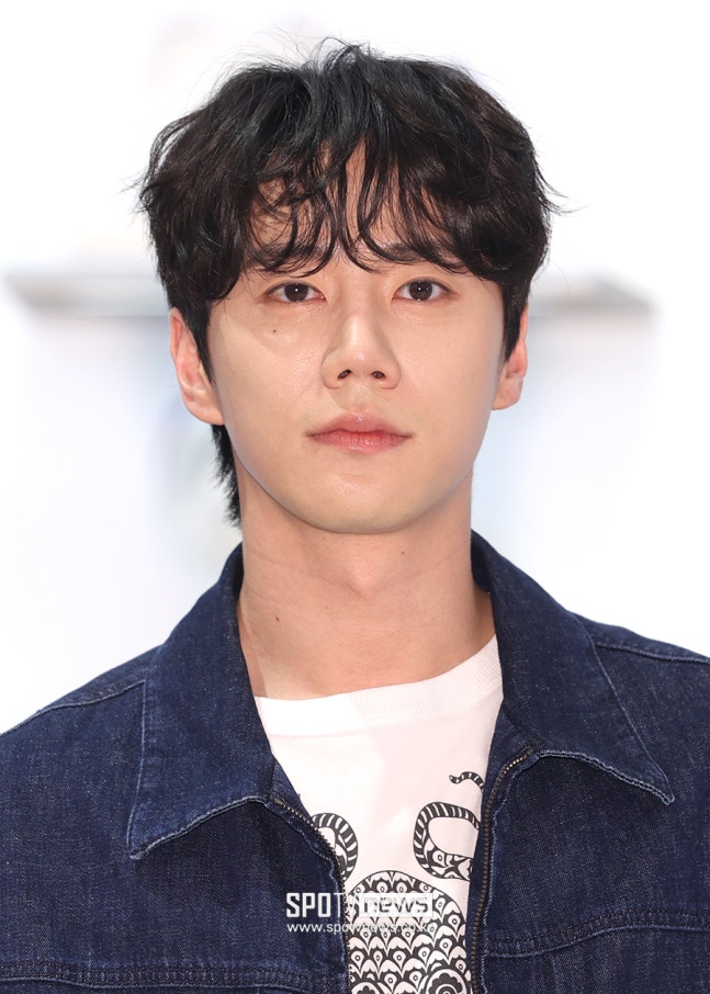 kdramacasting's tweet photo. #LeeJunYoung reportedly to lead drama <#FourHands> along with #SongKang, he will play a character with genius-level talent in piano, who grows up alongside Song's character as both a close friend and a rival.

The drama will depict the friendship, love, rivalry, and growth of youths who meet at an arts high school, continuing into their adulthood as professional pianists.