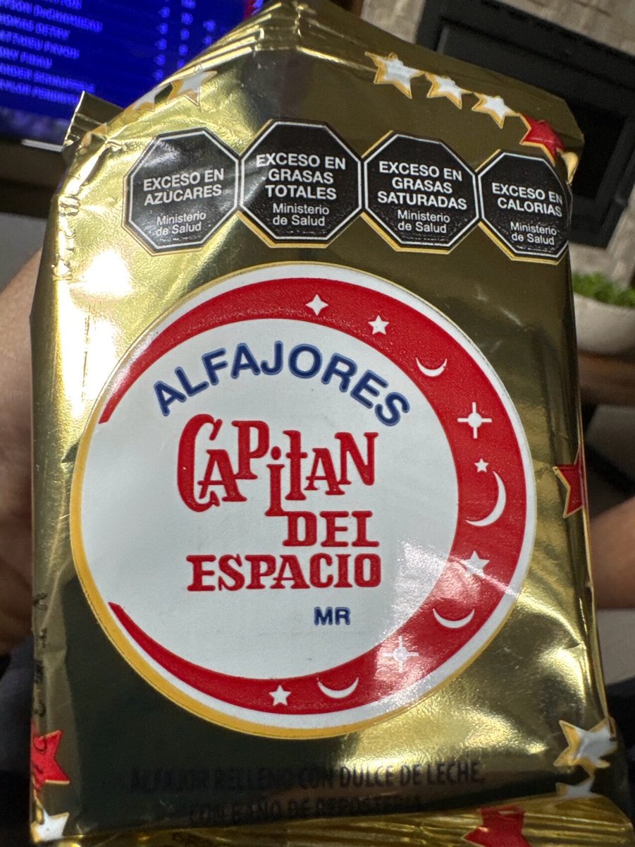 Chiques: capaz ganamos la disputa por la nacionalidad de Gardel,el mate,el asado…pero hoy descubrí que el alfajor más barato de Buenos Aires se come en dos panes a cualquier alfajor de la ROU. No escatiman en nada. Si pueden prueben este