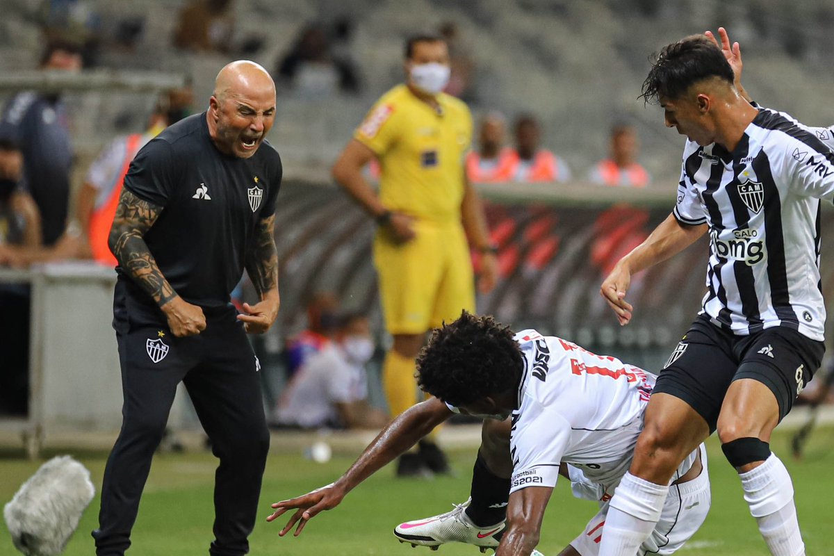CentralDoCAM's tweet photo. Vocês, da diretoria, estão com a faca e o queijo na mão para trazer alguém que a torcida e os jogadores querem. Isso é o sonho de qualquer dirigente de futebol no Brasil e no mundo.

#SampaoliNoGalo

📸 Pedro Souza/Atlético-MG https://t.co/i7wwhg5p0t