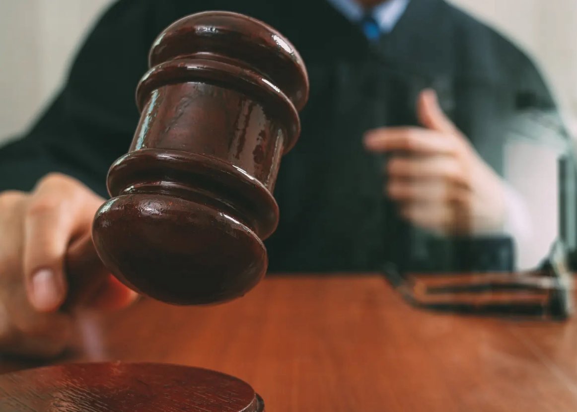 Hoy cientos de jueces y magistrados de primer nivel quedaron fuera del Poder Judicial. Personas con décadas de experiencia y miles de horas de estudio que México no puede desperdiciar. ¿Qué hacer con ese talento?

En países como California existe el modelo rent-a-judge: las