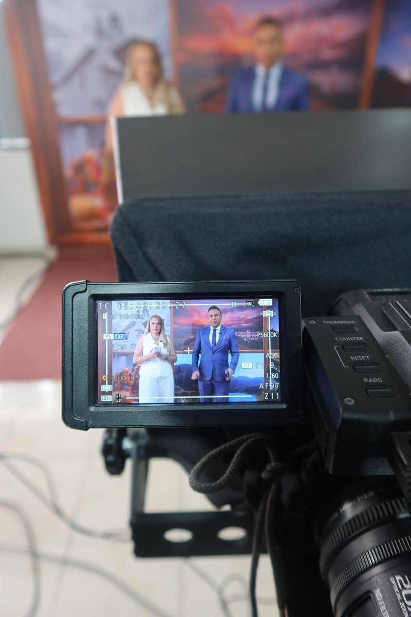 fercorrea1968's tweet photo. Queridos amigos les comparto éste nuevo proyecto periodístico junto a Karyna Crespo. Noticiero MUNDO CUENCA RTU de lunes a viernes a las 12 horas en vivo . https://t.co/Q3ew9jKVWn