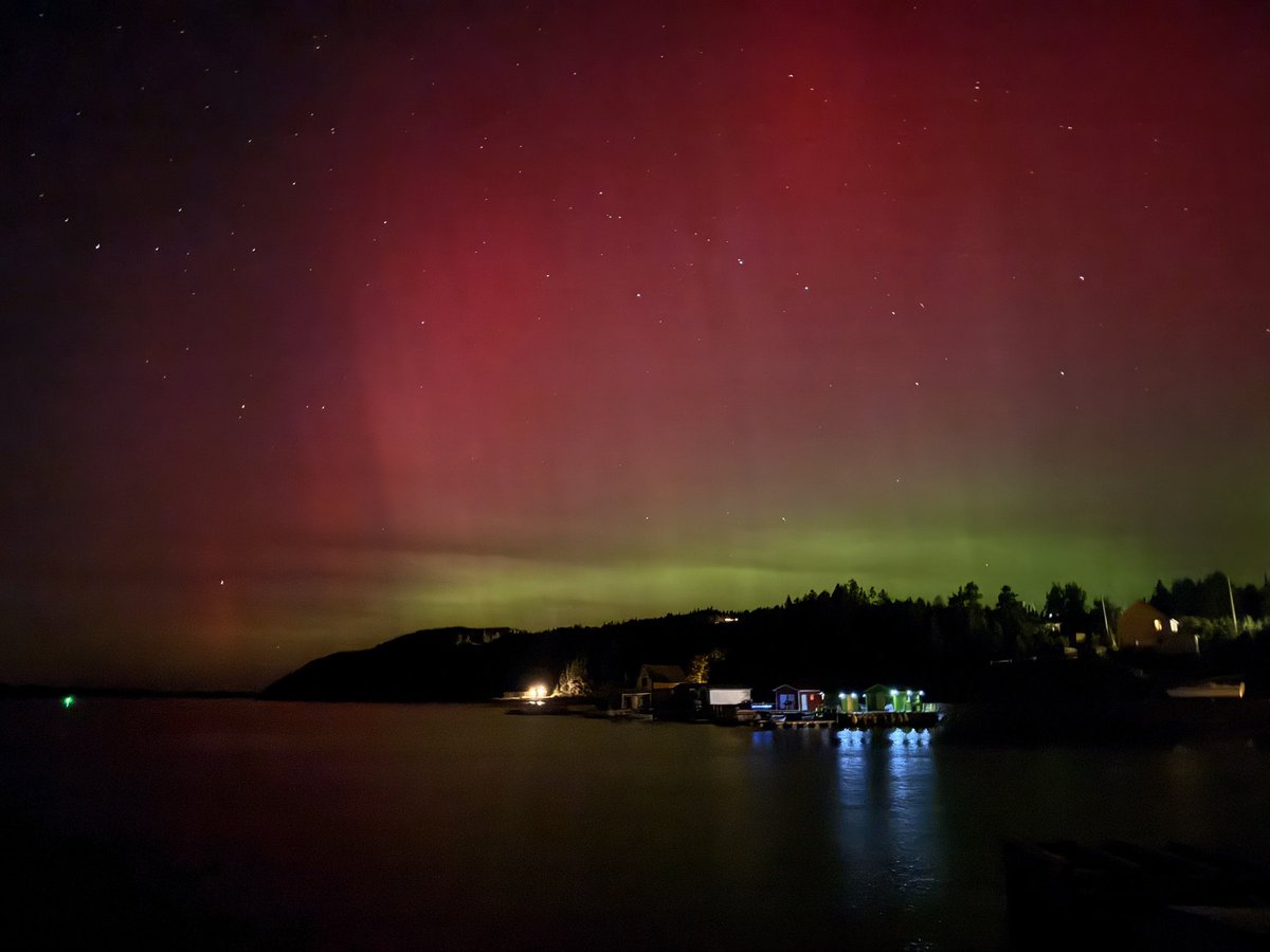 nanlover709's tweet photo. The Northern Lights are on display in Cottrell’s Cove, Newfoundland &amp; Labrador tonight 🤩 https://t.co/JcJBUxfClK