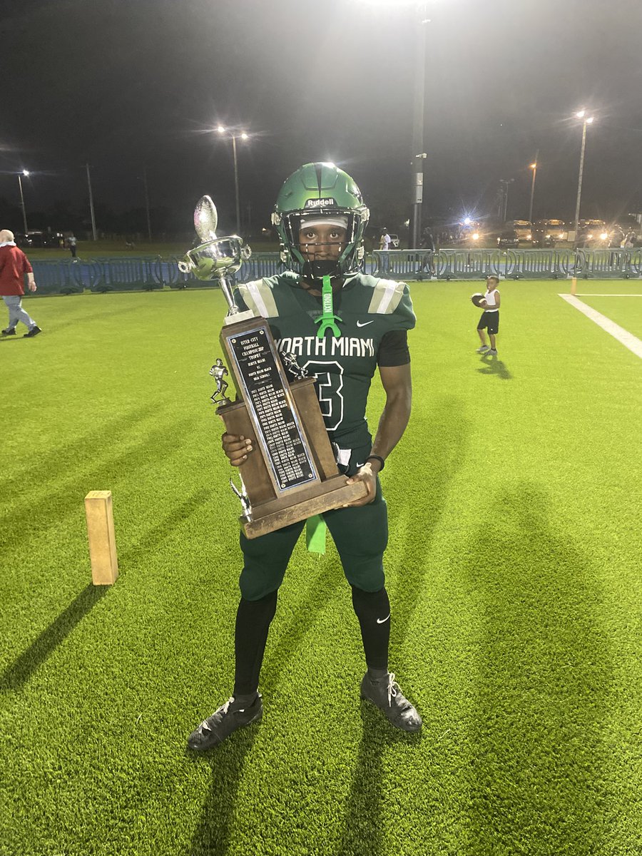 canoncameron4's tweet photo. I’m a legend in my city, hold on lemme show u proof 💚🖤 #135th #SG @larryblustein https://t.co/PNMzMBlmje