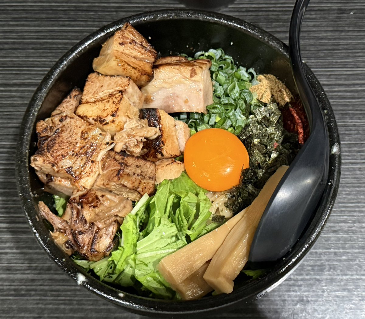 不定期掲載きょうのラーメン
らーめんまぜそば　あらしさん
看板まぜそば　角切りチャーシュー　メンマ
追いめしわ　無料です！
#けもみみぐるめ
#けもみみのたび