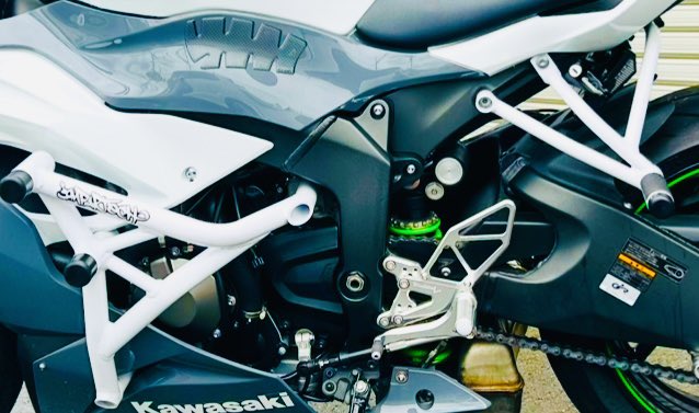 TAKE_RIDER_'s tweet photo. 実験的にバイクを倒してみた
スタントケージ装着バイクは
横倒しにしても車体本体への
ダメージはまったくないです
#スタントケージ
#クラッシュケージ
#IMPAKTECH https://t.co/wcmiIIBXKE