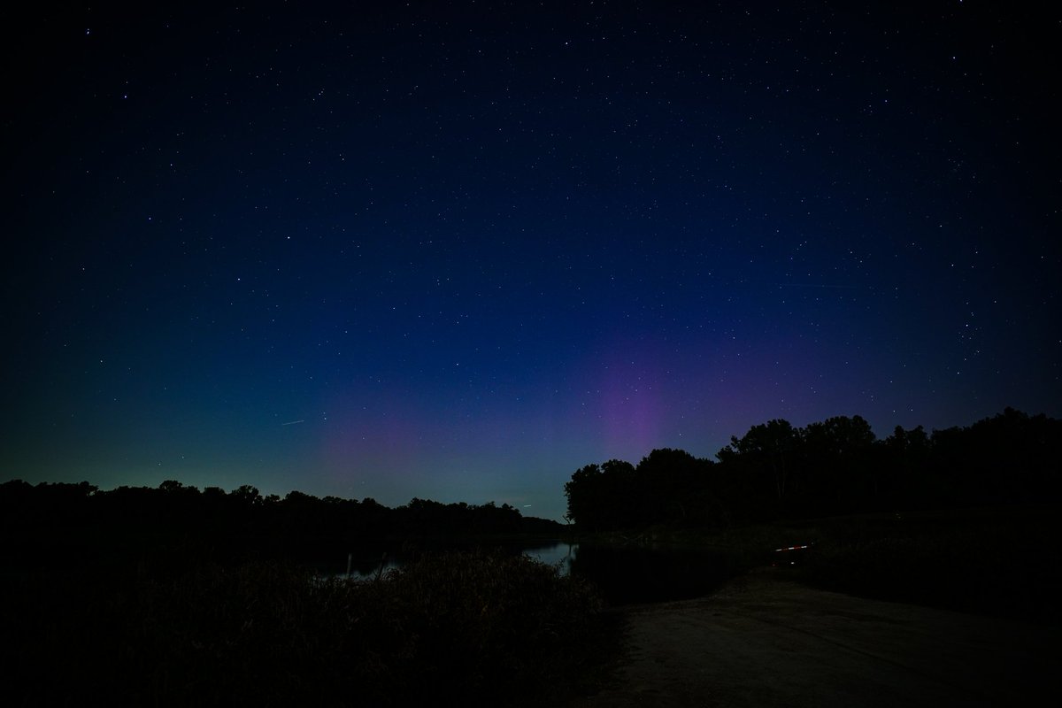 jwitkowskiwx's tweet photo. Auroras trying to come out and play tonight in southern Wisconsin. Pillars were visible. #auroras https://t.co/1tkBzJS84b