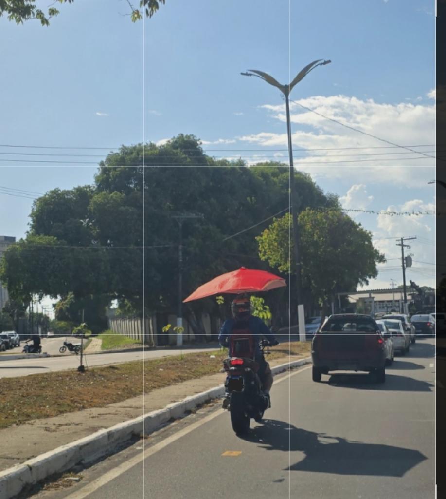 O rapaz instalou um guarda-sol na moto: Manaus 50° 😬