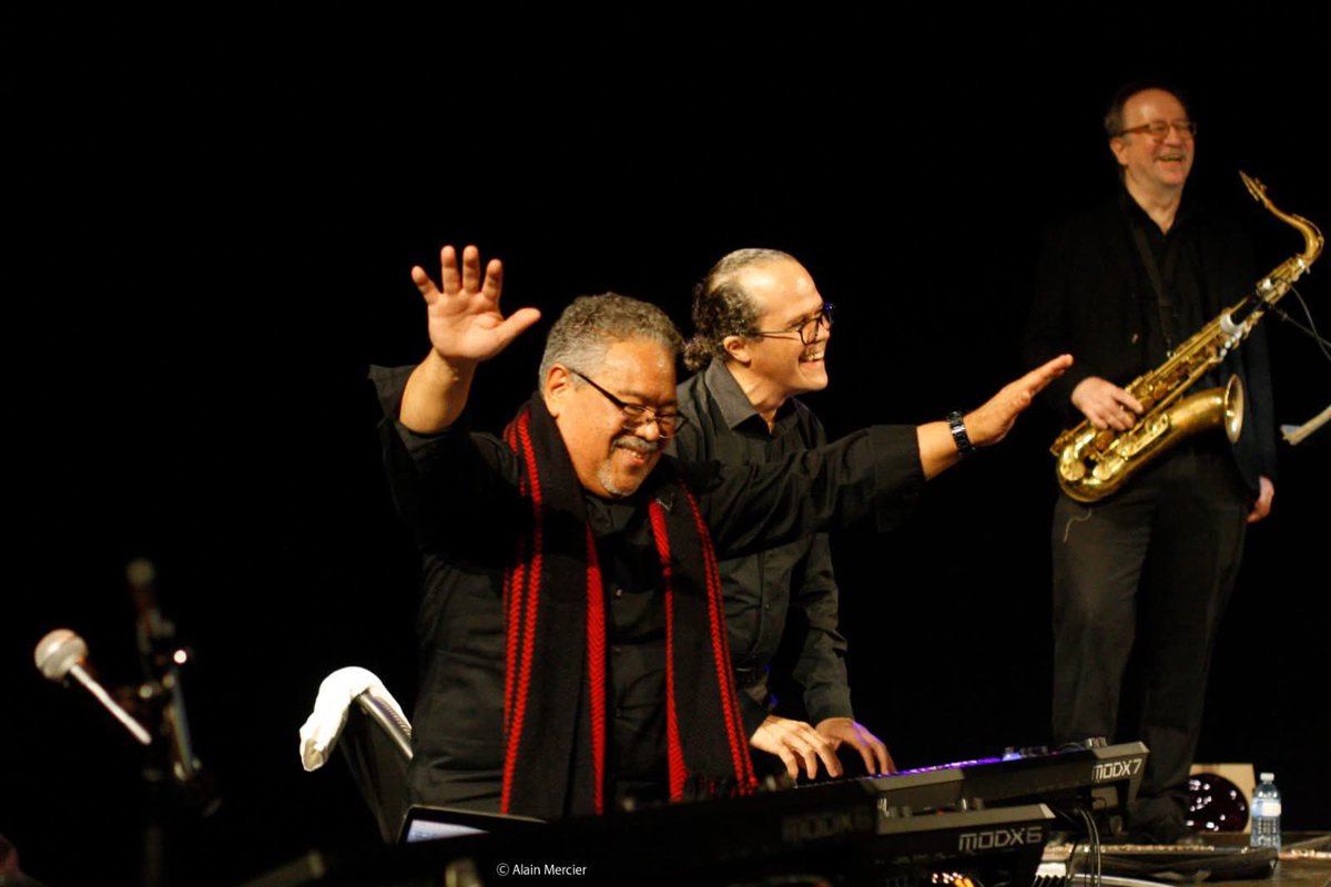 Depi kèk tan, mwen travay sou yon bèl pwojè ak gran frè mwen, modèl mwen, <a href="/RaoulDenisJr1/">Raoul Denis Jr</a> . Pou karantyèm anivèsè albòm solo li ki rele TiRa Mizikasyon, nou revizite li. Albòm sa a kontribye anpil nan Mizikasyon mwen e mwen pa ka tann pataje li avek nou.