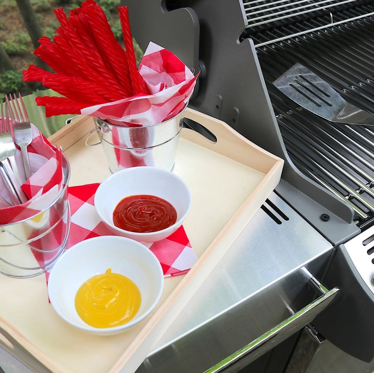 Enjoying the long weekend? Treat yourself to a classic with our soft and chewy licorice. The perfect way to cap off a Labor Day BBQ!

#RedVines #PeaceLoveAndVines #LaborDay