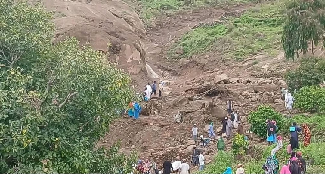 NationalTrendSD's tweet image. #بيان: نعي ومناشدة إنسانية بخصوص قرية ترسين في جبل مرة

بقلوب يعتصرها الألم والحزن، ينعى التيار الوطني ضحايا الكارثة الإنسانية الأليمة التي وقعت في قرية ترسين الواقعة وسط جبل مرة، إثر انهيارات أرضية مدمرة سببتها الأمطار الغزيرة يوم الأحد الماضي.
 لقد أودت هذه الفاجعة بحياة المئات…