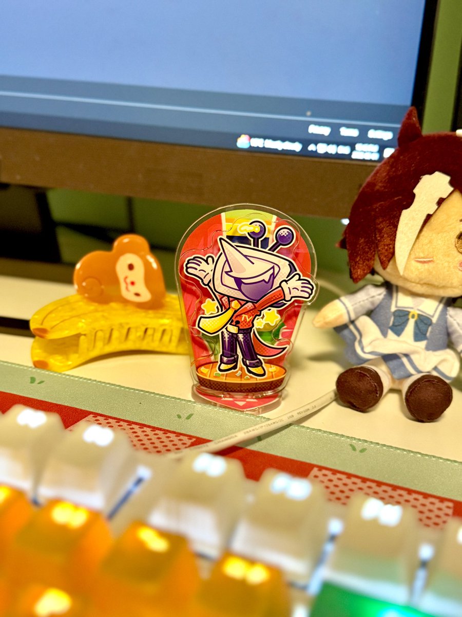 On my freaking desk !!!!!! Thank you <a href="/WoudiM/">Woudi 🍓</a> for the standee!!!