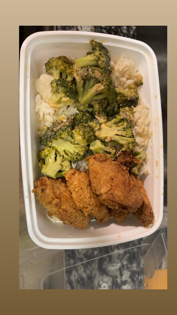 Shoutout to my momager <a href="/uniquexscape/">Suzanne Kemp</a> for keeping me fueled 💯 Mid-morning meal hittin different… rice, broccoli &amp; some wings 😤🏈 #BuiltByMom #GrindDon’tStop