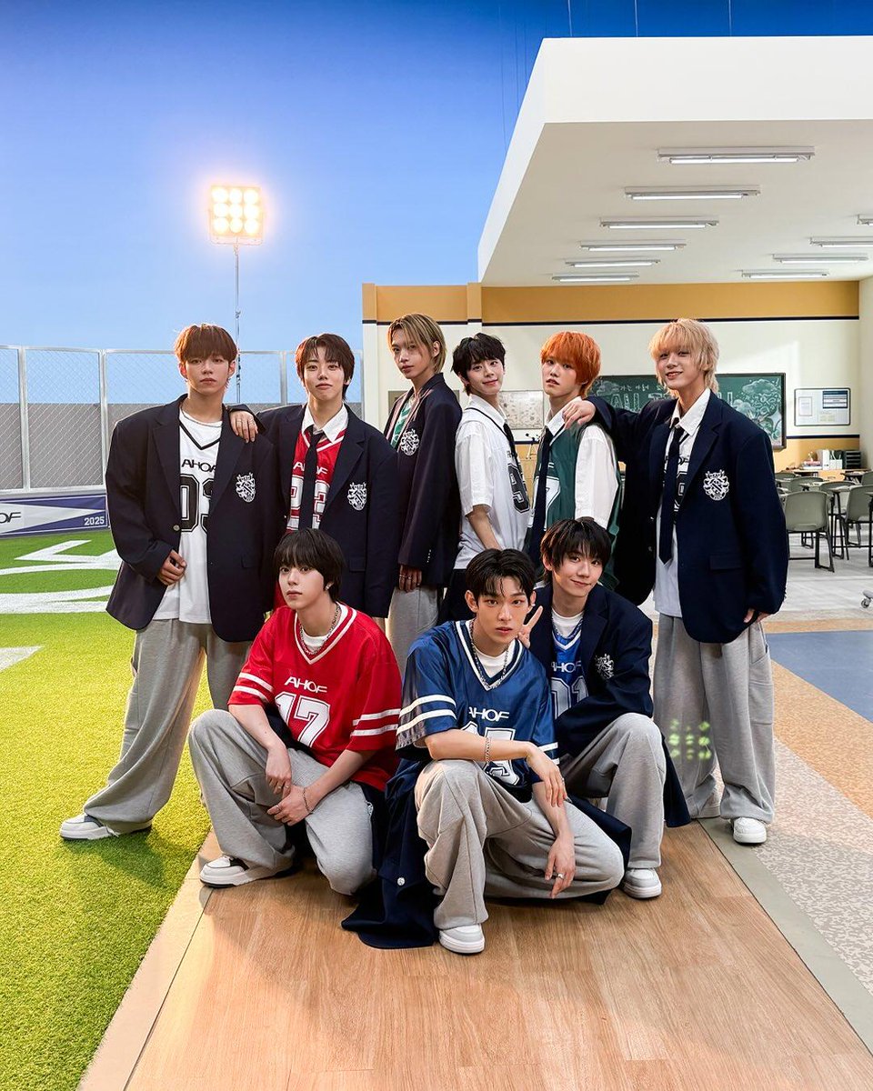 iskyChanLix's tweet image. Who is your bias and bias wrecker of  AHOF?