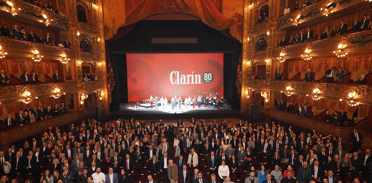 clarincom's tweet image. CLARÍN CELEBRÓ SUS 80 AÑOS CON UNA GALA INOLVIDABLE EN EL TEATRO COLÓN

Fue una celebración especial con 2.300 invitados de todos los ámbitos. Hubo 15 gobernadores, la presencia del jefe de gabinete Guillermo Francos, el ex presidente Mauricio Macri, uno de los líderes de la…