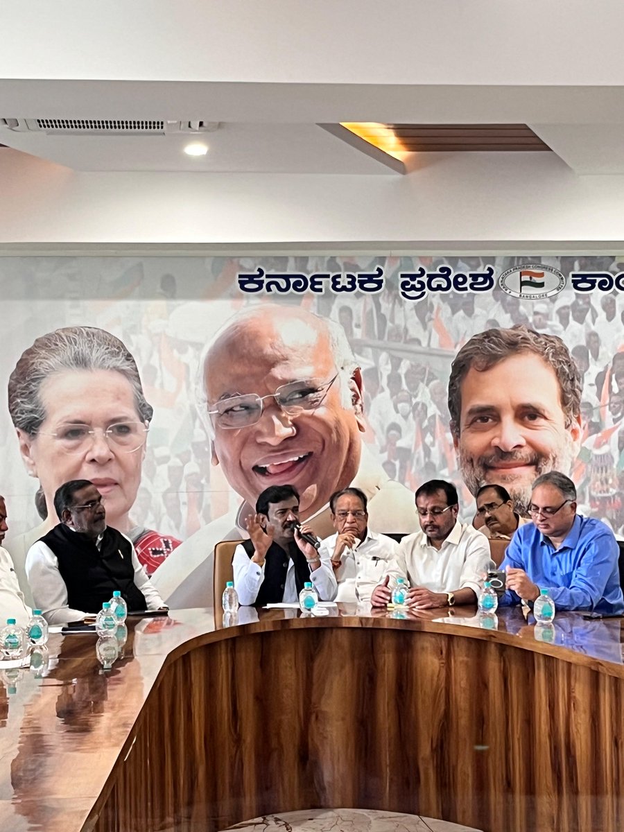 GCC_MP's tweet image. ಬೆಂಗಳೂರು ನಗರ ಹಾಗೂ ಗ್ರಾಮಾಂತರ ಜಿಲ್ಲೆಗಳ ವ್ಯಾಪ್ತಿಯ ಎಲ್ಲಾ ವಿಧಾನಸಭಾ ಕ್ಷೇತ್ರಗಳಿಗೆ ಬಿ.ಎಲ್.ಎ -1 ಗಳಾಗಿ ನೇಮಕಗೊಂಡ ಶಾಸಕರು, 2023ರ ಅಭ್ಯರ್ಥಿಗಳು ಹಾಗೂ ಬಿ.ಎಲ್.ಎ -1 ಗಳಾಗಿ ನೇಮಿಸಿರುವ ಮುಖಂಡರು, ಡಿಸಿಸಿ ಅಧ್ಯಕ್ಷರು ಹಾಗೂ ಕೆಪಿಸಿಸಿ ಉಸ್ತುವಾರಿ ಪದಾಧಿಕಾರಿಗಳ ಸಭೆ ನಡೆಸಲಾಯಿತು.
@rahul