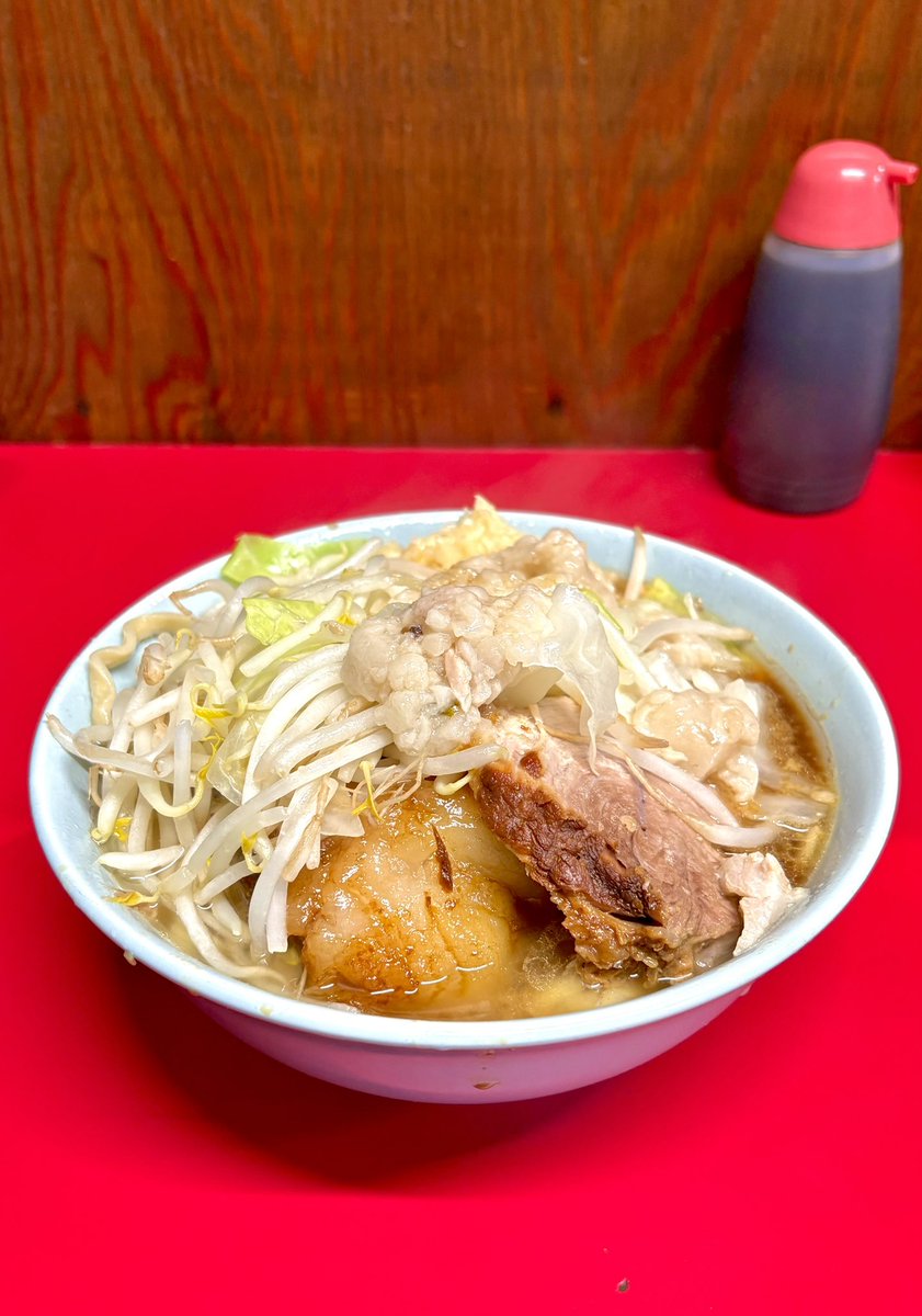 ラーメン二郎　新潟店
小ラーメン　900円　ニンニクアブラ

半年ぶり2度目の訪問
量も味も全部丁度良く美味しかったです！
端っこ肉の大きいのが入っており嬉しかった
ご馳走様でした。