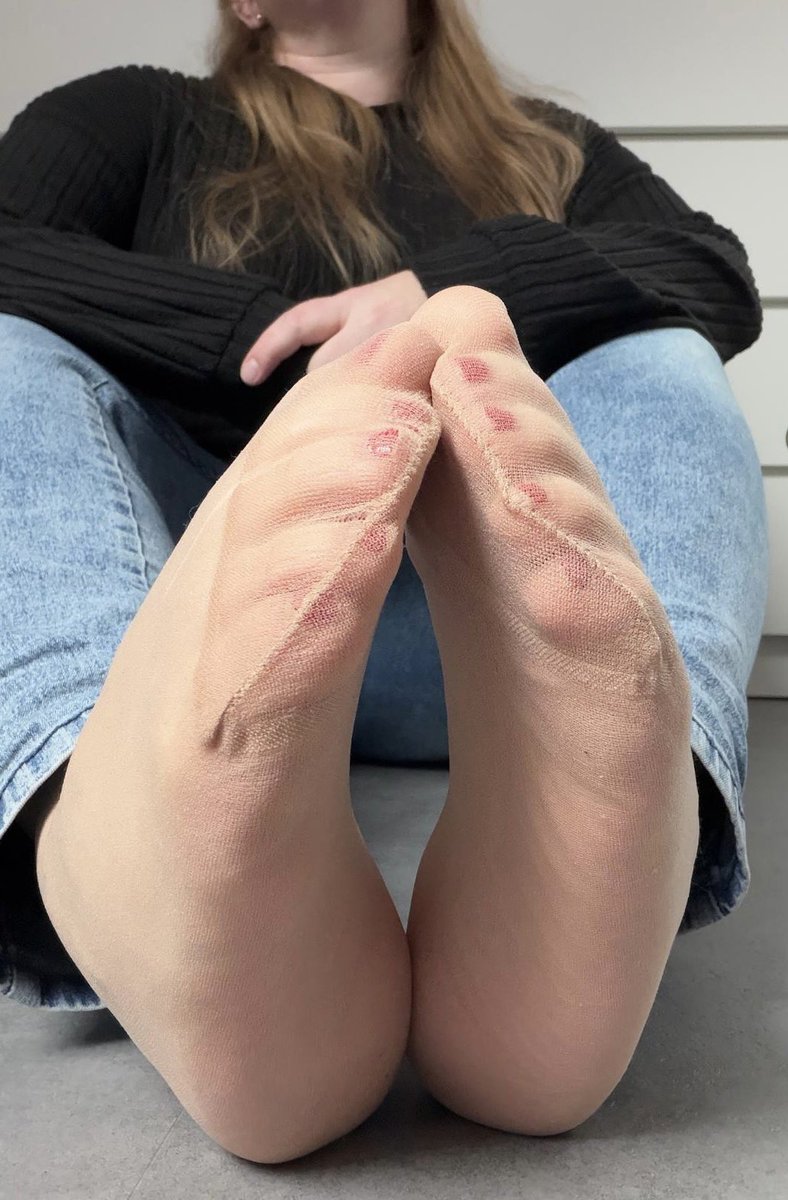 Ein langer Tag ist vorbei und meine duftenden Füße dürfen raus aus den Schuhen. Deine Aufgabe?

A long day is over and my fragrant feet can finally take off their shoes. Your task?

Feetfetish • Wornnylons • Worship • stinkyfeet

<a href="/rt_feet/">Feet RT PROMO 💯K</a> <a href="/FootParadiseRT/">#FootParadise RT Group</a> <a href="/rtfeetslave1/">RT_Feet_slave</a>