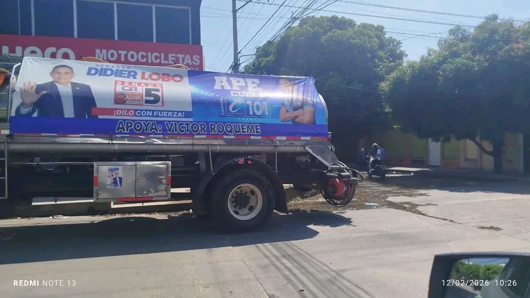 Esto es la tapa, en Aguachica, Cesar carrotanques con publicidad del  Senador Didier Lobo y el representante Ape Cuello toman agua publica de los  hidrantes para llevarla a Barrios que tienen mas