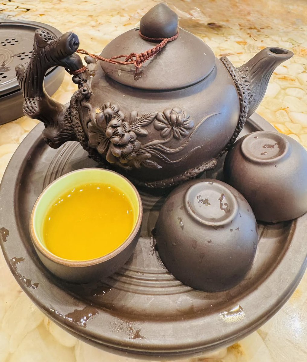 facebook.com/share/p/1CoT8D…
Giữa dòng đời hối hả, đôi khi chỉ cần một tách trà ấm,... để thấy lòng mình an yên và dịu lại.  
Cảm ơn Chú Việt Thảo 😃#PhoOhYeahPho Oh Yeah trà ngon tuyệt vời.  #phoohyeah
#picturechallenge