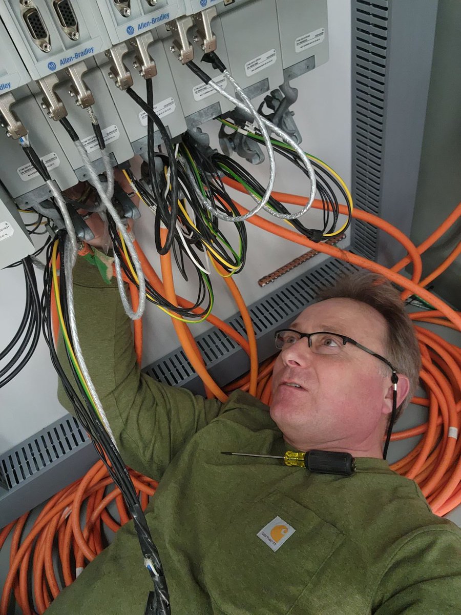 Relocalize tweet media